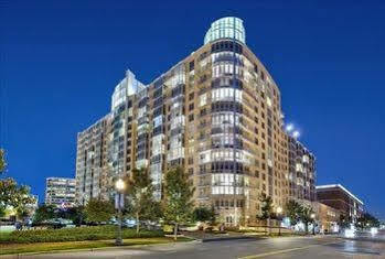 Weichert Suites At Wisconsin Place 체비체이스 외부 사진