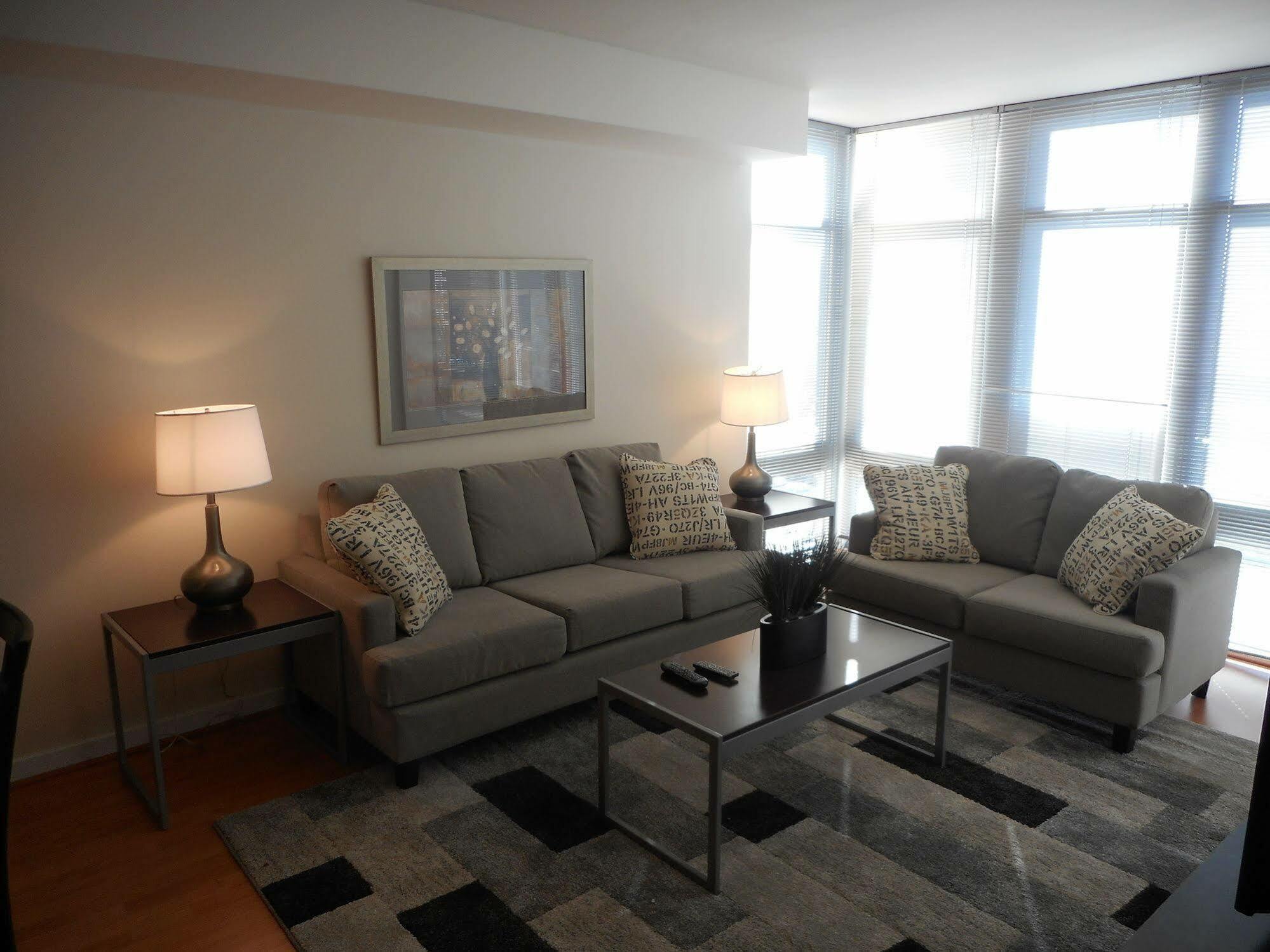Weichert Suites At Wisconsin Place 체비체이스 외부 사진
