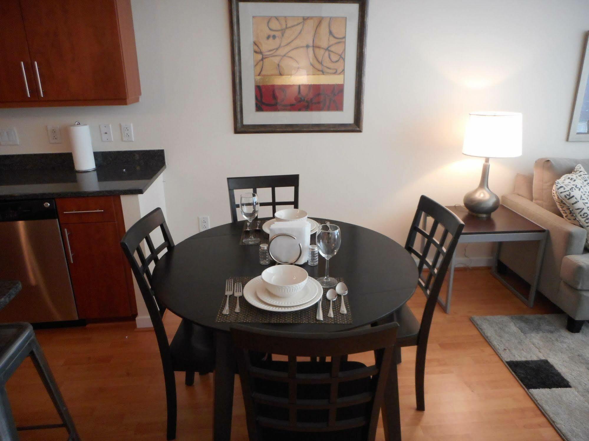 Weichert Suites At Wisconsin Place 체비체이스 외부 사진