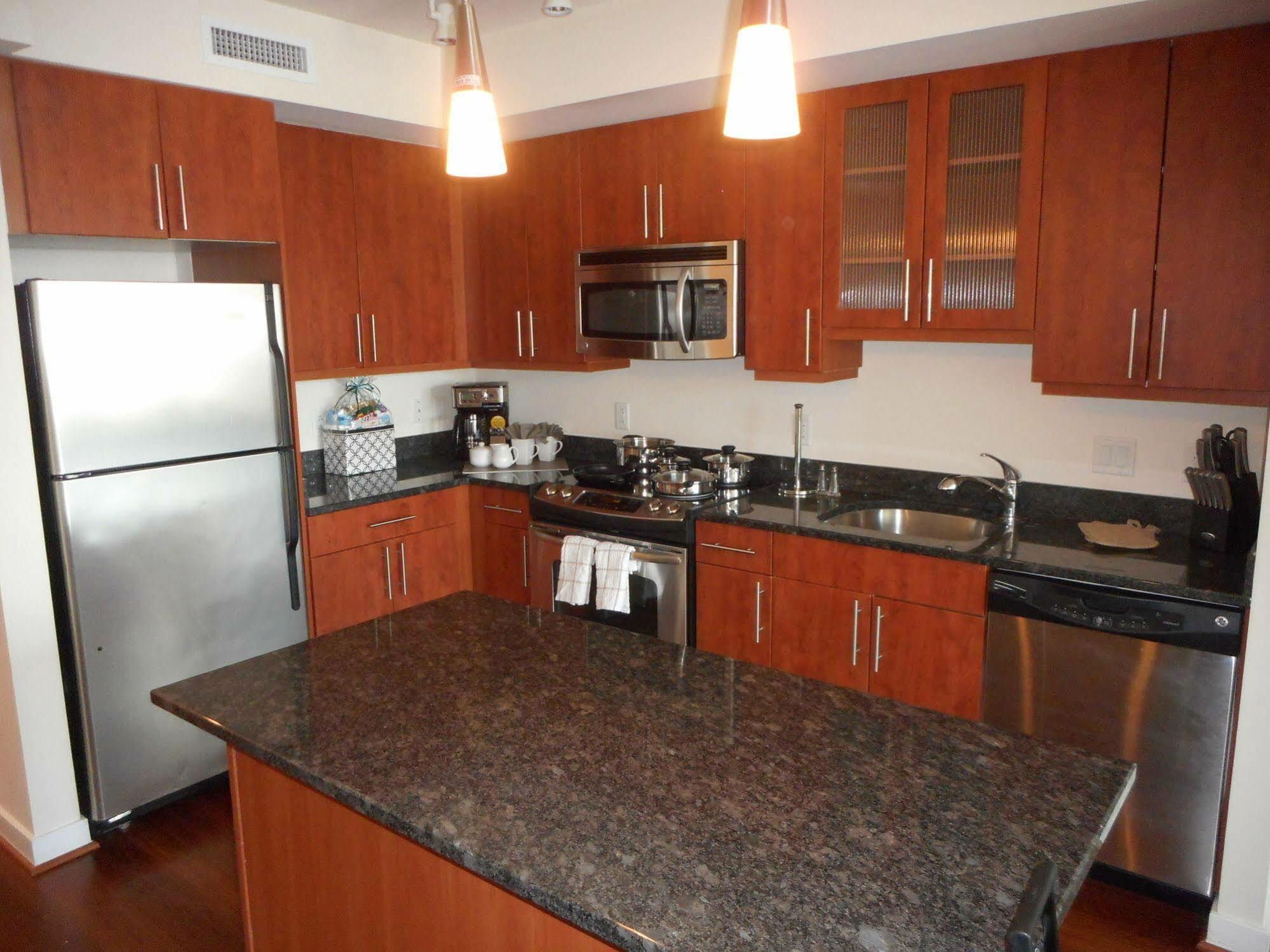 Weichert Suites At Wisconsin Place 체비체이스 외부 사진