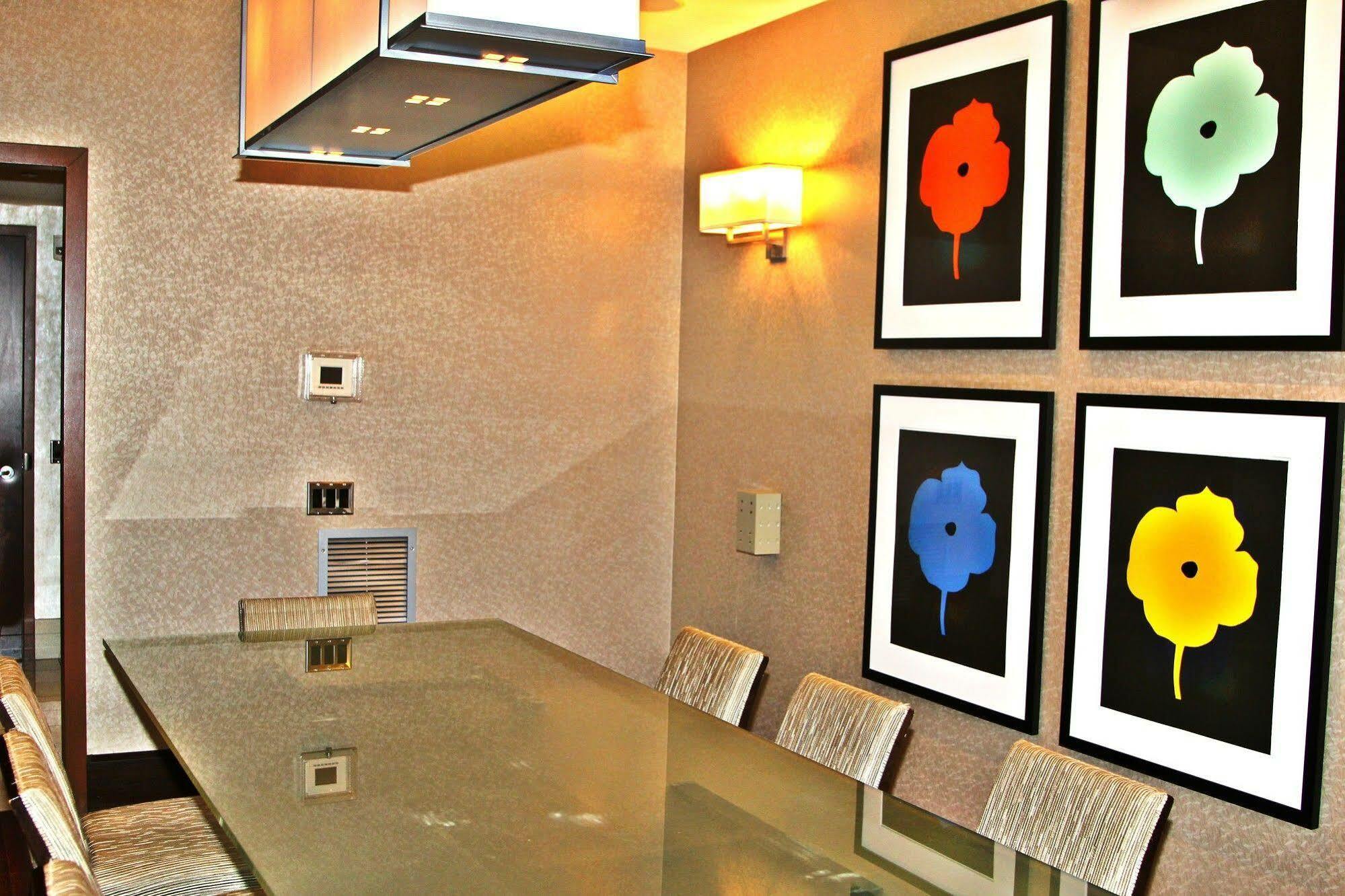Weichert Suites At Wisconsin Place 체비체이스 외부 사진