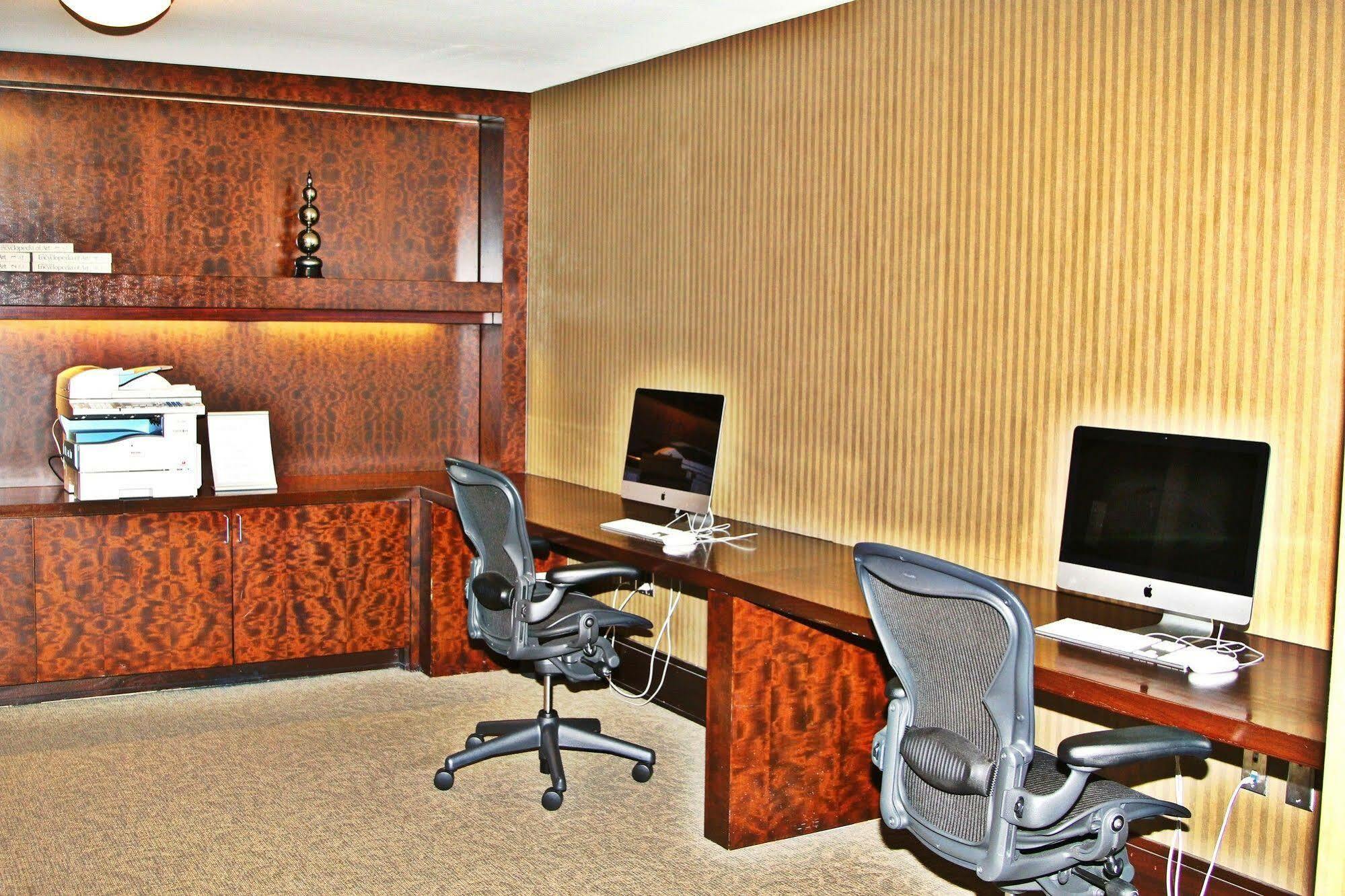 Weichert Suites At Wisconsin Place 체비체이스 외부 사진